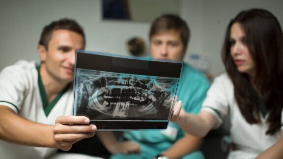 Pesquisa: Dentistas e estudantes de odontologia com conhecimento inadequado sobre radiação