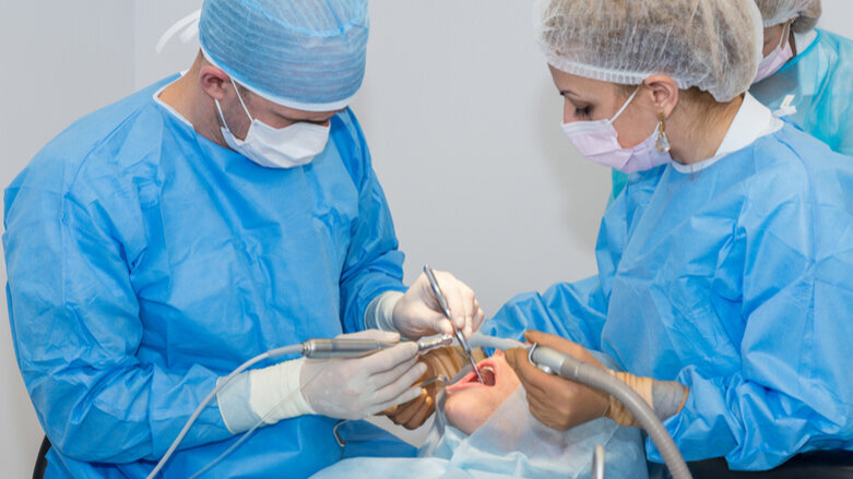 Un cas clinique de déplacement de l’implant dentaire dans la fosse ptérygoïde