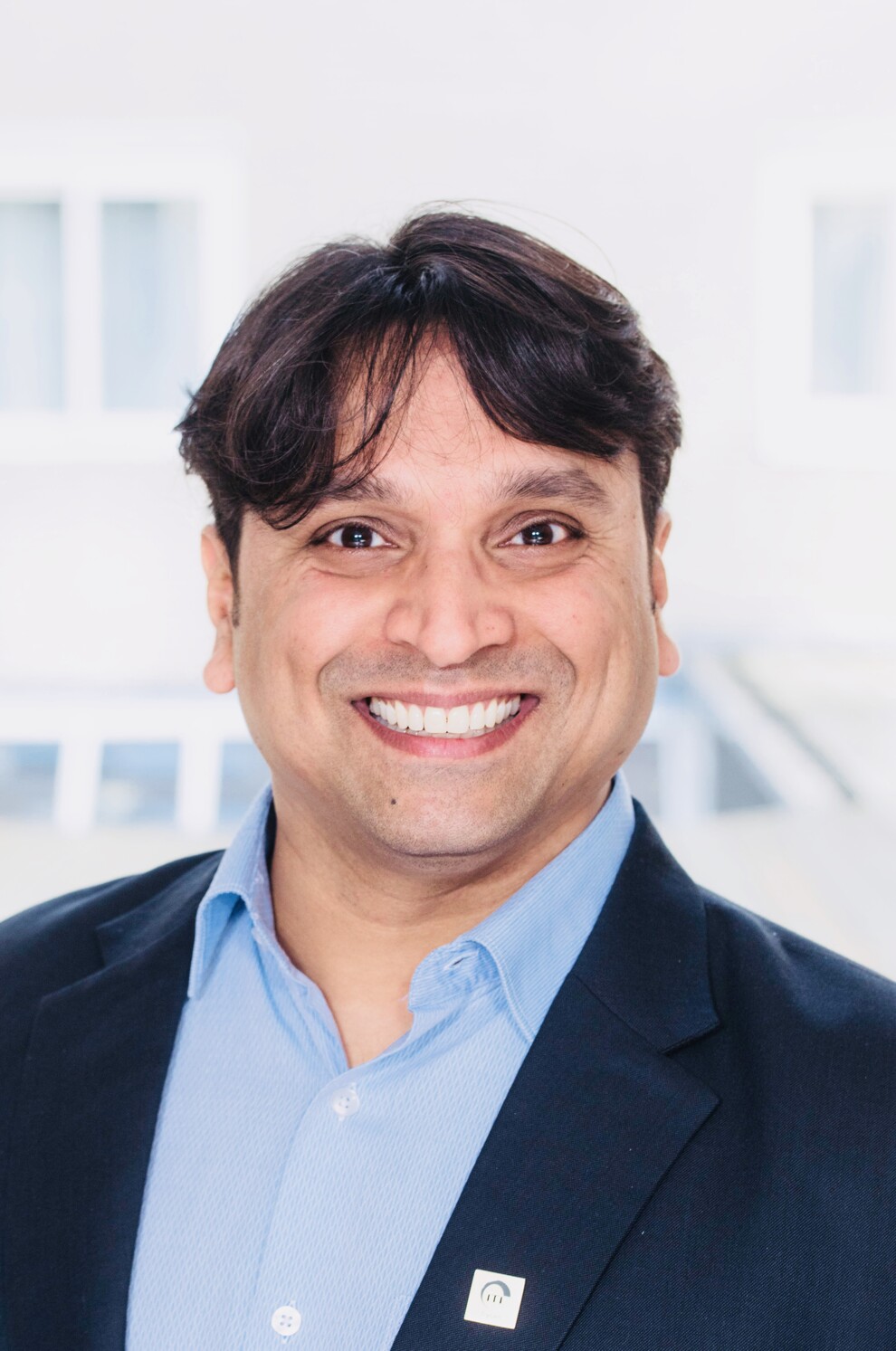 Prof. Murali Srinivasan, główny autor badania pilotażowego dotyczącego wykorzystania rzeczywistości mieszanej w edukacji stomatologicznej, podkreśla, że technologia ta powinna uzupełniać, a nie zastępować tradycyjne metody nauczania i szkolenia klinicznego. (Zdjęcie: prof. Murali Srinivasan)