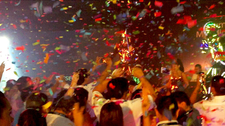 Una explosión de confetti cayó repentinamente en la improvisada pista de baile al final del evento.
