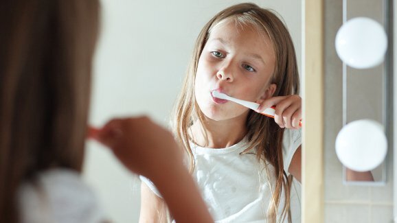 Número crescente de adolescentes europeus escova os dentes duas vezes por dia