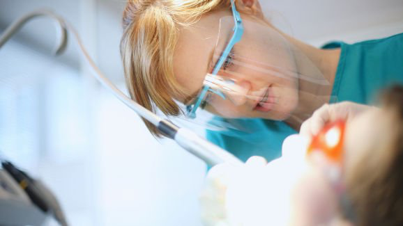 La profesión de higienista dental, uno de los mejores trabajos para las mujeres
