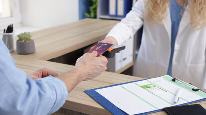 Chương trình phiếu hỗ trợ nha khoa bị chỉ trích trong bối cảnh khủng hoảng nha khoa thuộc NHS