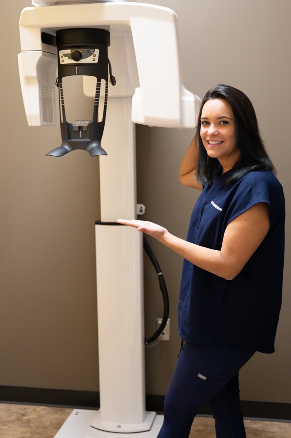 Dr Elizabeth Himel w swojej praktyce Aspen Dental, gdzie technologie cyfrowe, takie jak skanowanie wewnątrzustne, CBCT oraz druk 3D, są w pełni zintegrowane z codziennym funkcjonowaniem gabinetu. (Image: Dr Elizabeth Himel)