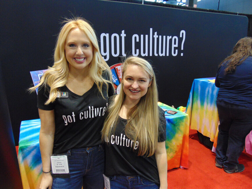 Cat Lester, left, and Paige Maurer of Scheduling Institute. (Photo: Fred Michmershuizen/Dental Tribune America)