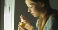 Spuntini di mezzanotte: un danno per i denti