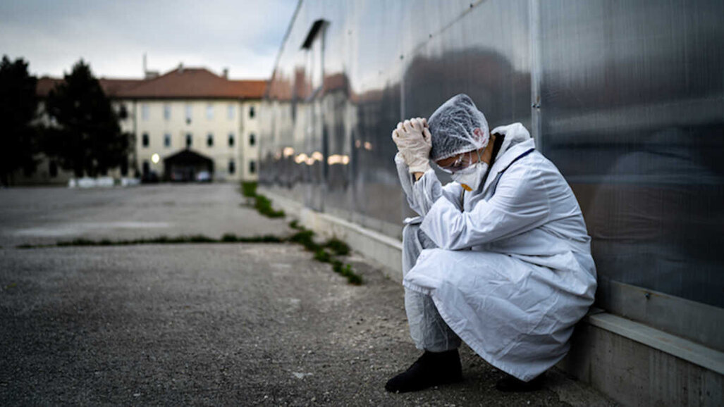 Novo relatório destaca a situação dos profissionais de saúde durante a pandemia de COVID-19