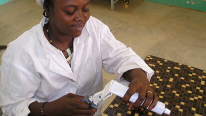 Per la prima volta prodotto un dentifricio in Burkina Faso da volontari italiani