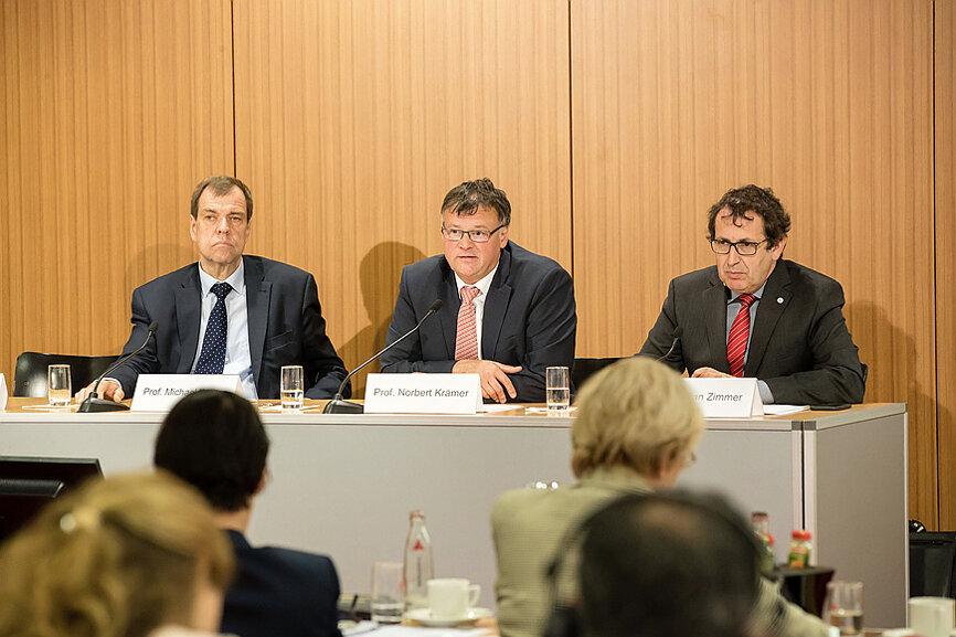 From left to right: Prof. Michael Walter, President of the German Society of Dentistry and Oral Medicine; Prof. Norbert Krämer, President of the Deutsche Gesellschaft für Kinderzahnheilkunde; and Prof. Stefan Zimmer, President of the Deutsche Gesellschaft für Präventivzahnmedizin, at the press conference in Berlin. (Photograph: DGZMK/Lopata)