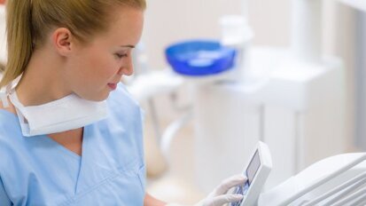 Pesquisa revela disparidade salarial dos auxiliares de consultórios dentários