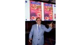 Enrique Jadad explica las implacaciones de la asociación entre Alzheimer y enfermedad dental. El artículo que escribió fue portada de esta publicación.