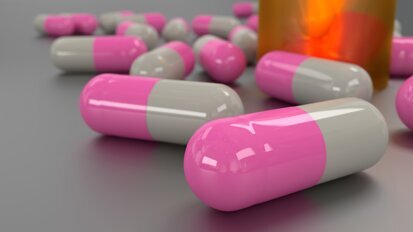 Prophylactic use of antibiotics has no influence on the post-surgical dental implant complications