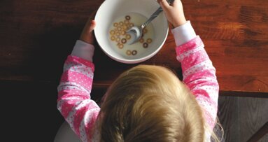 La nourriture pour bébé contient trop de sucres, selon l'OMS