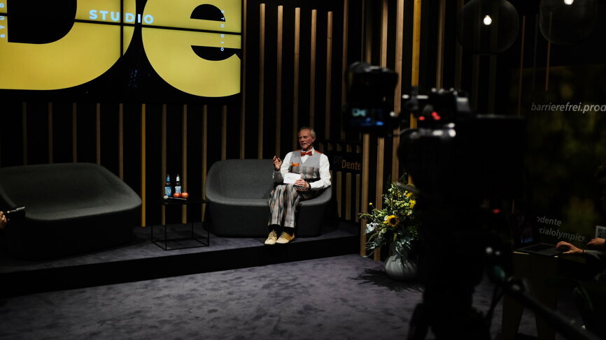 Lights, camera, action: Barrier-free dental care is a major topic for the initiative proDente. (Image: Dental Tribune International)