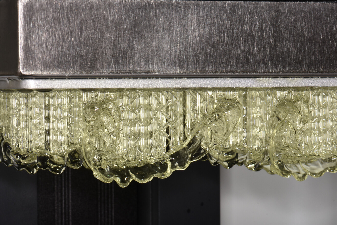 Fig. 6a: Shape Memory Aligners 3D-printed from Tera Harz Clear TA-28 on the build platform.