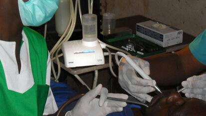 Dental-Aid International utiliza el Piezon miniMaster para un proyecto humanitario en Burkina Faso