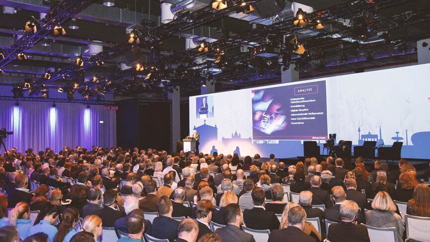 Henry Schein CEO Stanley M. Bergman thanked the German sales representatives for their great job and encouraged them to keep up the good work. 