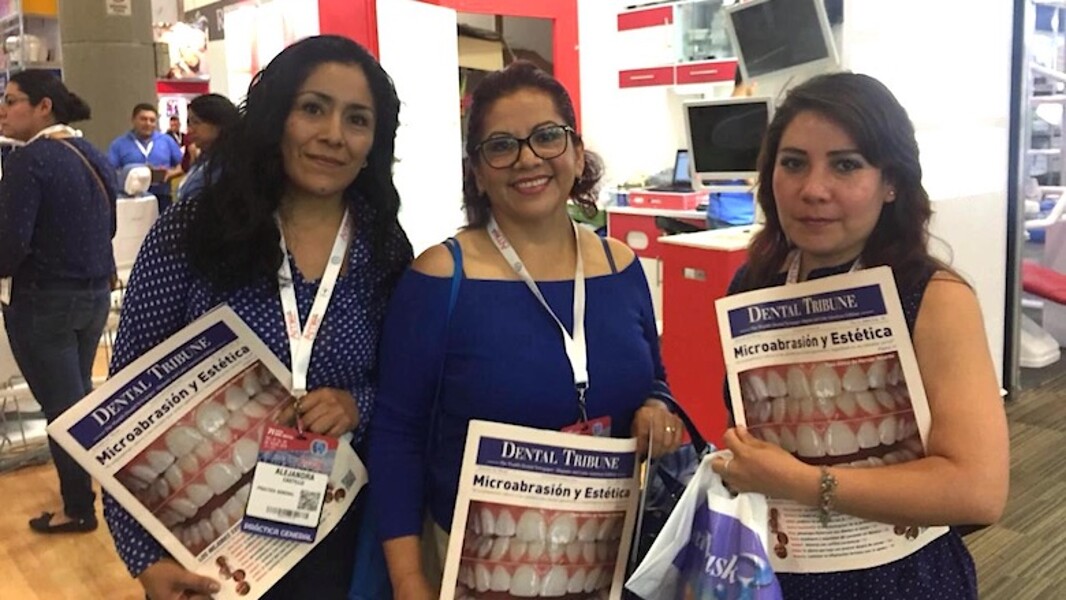 Odontólogos, técnicos dentales, estudiantes y personas de todas las edades recibieron ejemplares de Dental Tribune y de AMIC Today, el periódico de ferias de la editorial. Incluso niños y hasta un osito de peluche, como se aprecia en las fotos, se divirtieron y aprendieron leyendo la publicación más leída en América Latina. (Fotos: Michelle Arias)