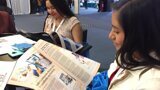 Odontólogos, técnicos dentales, estudiantes y personas de todas las edades recibieron ejemplares de Dental Tribune y de AMIC Today, el periódico de ferias de la editorial. Incluso niños y hasta un osito de peluche, como se aprecia en las fotos, se divirtieron y aprendieron leyendo la publicación más leída en América Latina. (Fotos: Michelle Arias)