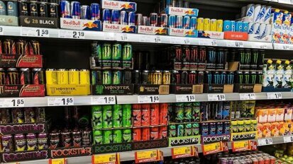 Britská vláda odmítá zákaz prodeje energetických nápojů dětem