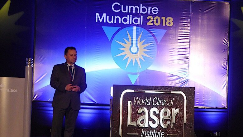 Víctor Amado durante su presentación en Punta Cana.
