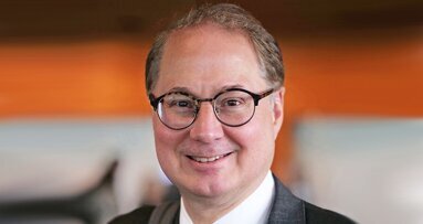 Clark M. Stanford es elegido como presidente de AO