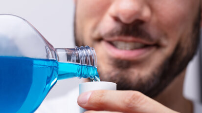 Nước súc miệng LISTERINE có thể phá vỡ hệ vi sinh vật đường miệng ở nam giới